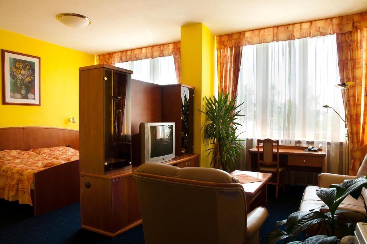 Hotel Slunce ハブリーチクーフ・ブロト エクステリア 写真